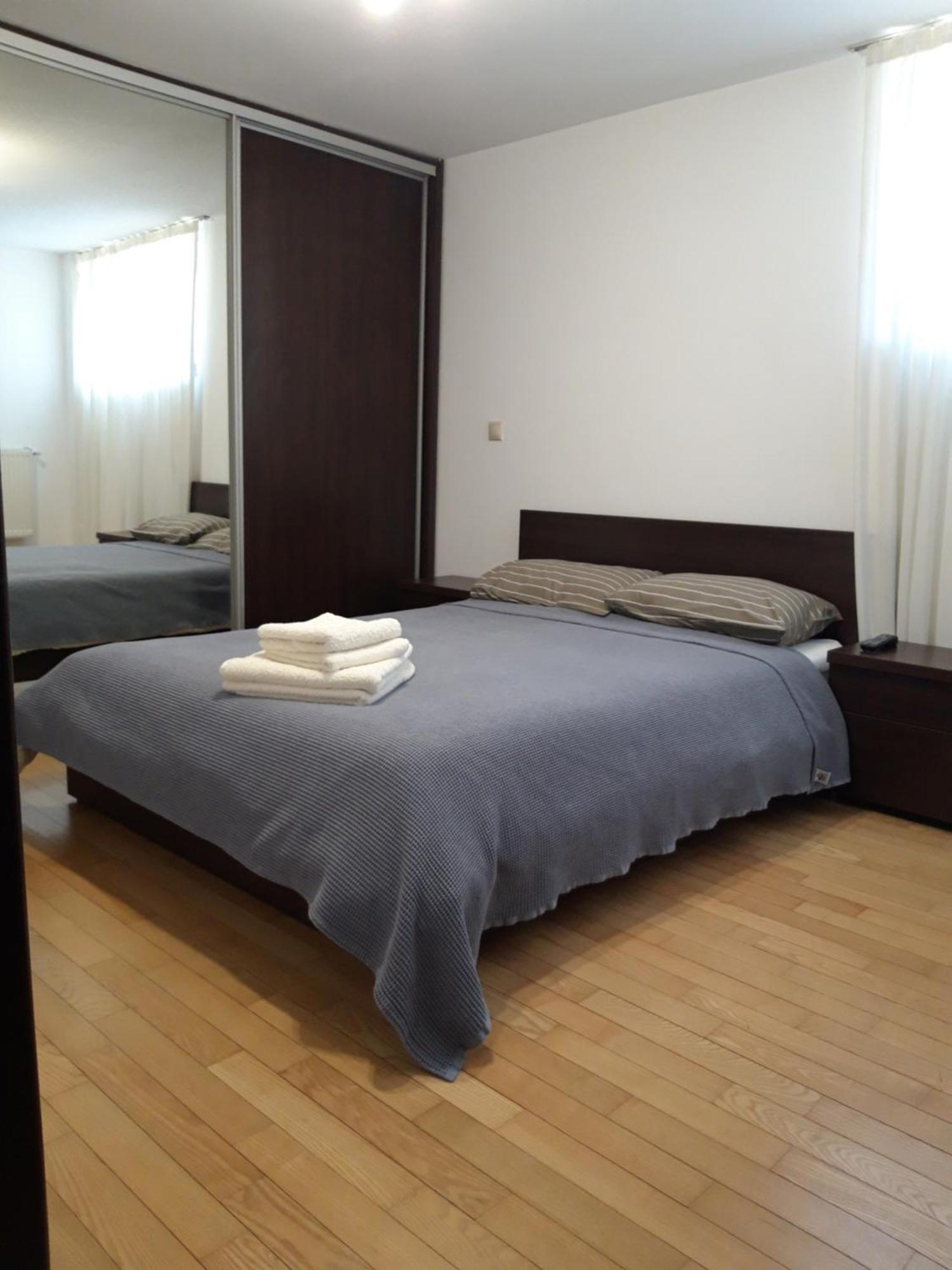 Papas Apartments Bucurestii Noi Bilik gambar
